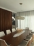Lustre pendente retangular de cristal sobre mesa de jantar em sala moderna Lustres Gênesis loja online de Lustres e Iluminação Decorativa