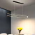 Lustre pendente de LED moderno nórdico dourado instalado em uma sala de jantar moderna. Lustres Gênesis Site online venda de Lustres e Iluminação Decorativa