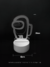 Abajur de LED Among Us com base branca, ideal para leitura e decoração de quartos ou escritórios. Lustres Gênesis Site online venda de Lustres e Iluminação