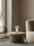 Luminária abajur cinza em formato de cogumelo sobre uma mesa em ambiente de sala moderna. Lustres Gênesis a Maior e melhor empresa para comprar Lustres do Brasil. Luminárias decorativas para seu Lar. Melhor qualidade do Mercado.
