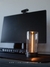 Luminária Abajur Moderno de LED em uma mesa de escritório com monitor ao fundo, da Lustres Gênesis. Lustres Gênesis loja online venda de Lustres e Iluminação