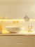 Luminária pendente de cristal âmbar colmeia dourado em um lavabo elegante. Lustres Gênesis a Maior e melhor empresa para comprar Lustres do Brasil. Luminárias decorativas para seu Lar. Melhor qualidade do Mercado.