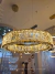 Lustre pendente com cristal decorado e LED Luna dourado em exibição em uma loja. Lustres Gênesis loja online venda de Lustres e Iluminação