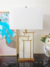 Luminária de mármore moderna Angelos com design elegante e base dourada, ideal para sala de estar e quartos. Lustres Gênesis Site online venda de Lustres e Iluminação