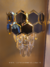 Arandela de Cristal Colmeia Dourada com design hexagonal e cristais pendentes, ideal para quartos e lavabos. Lustres Gênesis loja online de Lustres e Iluminação Decorativa