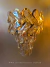 Luminária de cristal âmbar Arrow com acabamento de inox dourado, ideal para decoração em cabeceiras de cama e corredores.