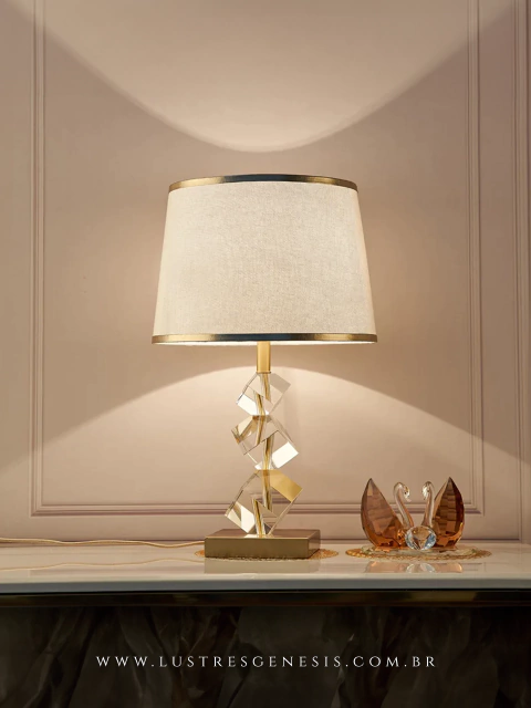 Luminária de Mesa de Cristal Athena Dourada com Cúpula Branca em uma sala de estar elegante. Lustres Gênesis Site online venda de Lustres e Iluminação