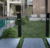 Balizador Moderno Vert em ambiente externo com gramado e piscina ao fundo. Lustres Gênesis Site online venda de Lustres e Iluminação