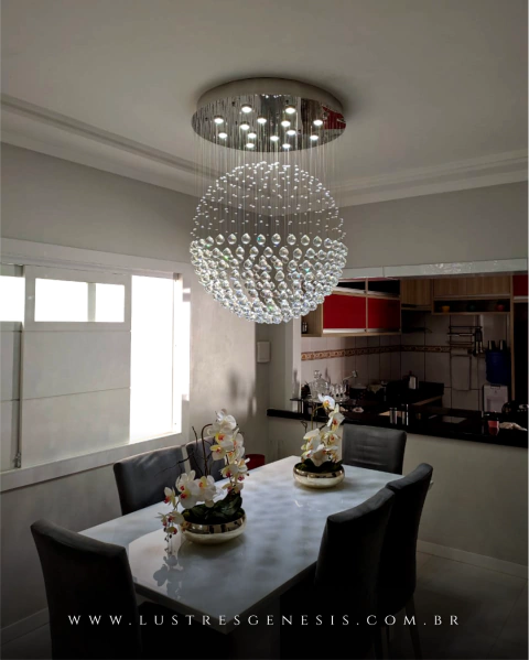 Lustre de Cristal Bola Esfera Ø80cm em uma sala de jantar moderna e elegante Lustres Gênesis loja online de Lustres e Iluminação Decorativa