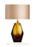 Abajur Moderno Cambara Cristal Âmbar com base geométrica e cúpula bege, ideal para sala de estar, quartos e escritórios. Lustres Gênesis Site online venda de Lustres e Iluminação