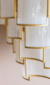 Lustre pendente moderno com detalhes dourados e vidro fosco, ideal para sala de jantar. Lustres Gênesis Site online venda de Lustres e Iluminação decorativa