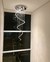 Lustre moderno com cristais pendurados em formato espiral, instalado no teto próximo a uma janela grande Pendente Pé direito Duplo