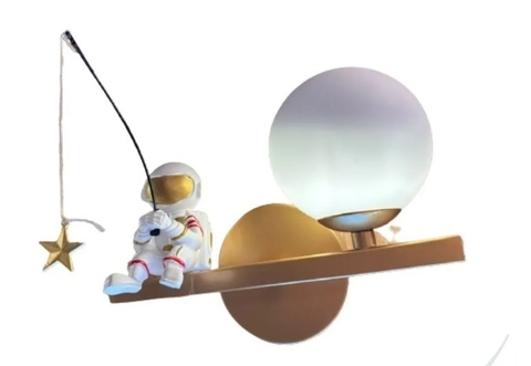 Arandela moderna com design de astronauta pescando em acabamento dourado, ideal para quartos e lavabos. Lustres Genesis loja online de Lustres e Iluminação Decorativa