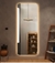 Espelho moderno retangular oval com LED luz indireta em um ambiente decorado. Lustres Genesis loja online de Lustres e Iluminação Decorativa