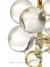 Detalhe do Abajur Delfos Dourado com Cristal, destacando as esferas de vidro e estrutura dourada.  Lustres Gênesis Site online venda de Lustres e Iluminação
