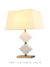 Abajur Moderno Derco de mármore branco com detalhes dourados, ideal para sala de estar, quartos e escritório. Lustres Gênesis Site online venda de Lustres e Iluminação