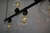 Pendente moderno Fiora com 5 globos de vidro e lâmpadas visíveis, ideal para sala de jantar e ambientes gourmet. Lustres Gênesis loja online de Lustres e Iluminação Decorativa. 