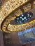 Lustre pendente decorado com cristal e LED dourado, ideal para sala de jantar, quartos e sala de estar. Lustres Gênesis loja online venda de Lustres e Iluminação