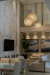 Lustre pendente de cristal dente de leão esfera iluminando sala de estar moderna com decoração sofisticada. Lustres Gênesis loja online de Lustres e Iluminação Decorativa