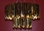 Lustre pendente moderno dourado pérola de 60cm iluminado em uma sala de jantar. Lustres Gênesis loja online de Lustres e Iluminação Decorativa