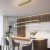 Lustre pendente de LED moderno dourado em uma sala de jantar com decoração contemporânea. Lustres Gênesis Site online venda de Lustres e Iluminação Decorativa
