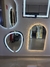 Espelho Moderno Touch Screen Orgânico com LED em exibição, modelo Reduna o PD1631, em uma loja. Lustres Genesis loja online de Lustres e Iluminação Decorativa