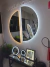 Espelho Moderno Meia Lua com LED Touch Indireto da Reduna em ambiente interno com decoração moderna.