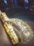 Luminária de chão decorativa de cristal Pantera com design cromado iluminada, destacando os cristais brilhantes. Lustres Gênesis Site online venda de Lustres e Iluminação