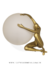 Abajur Gaya Dourado Fosco com base em forma de figura humana abraçando um globo de vidro leitoso.