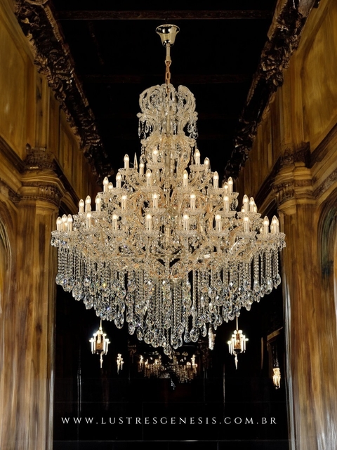 Lustre de Cristal Maria Thereza com 50 Braços Dourado em um ambiente luxuoso. Lustres Gênesis Site online venda de Lustres e Iluminação
