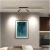 Plafon Moderno Fit Linear Preto instalado em uma sala de estar moderna. Lustres Gênesis Site online venda de Lustres e Iluminação Decorativa