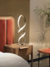 Luminária de mesa com LED integrado 3000k Flora Espiral Cromado em um quarto moderno. Lustres Gênesis Site online venda de Lustres e Iluminação