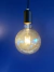 Lâmpada de Filamento de LED Dimerizável G125 4W Squirrel Cage GMH em fundo azul Lustres Gênesis loja online de Lustres e Iluminação Decorativa