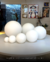 Globos de vidro fosco leitoso de diferentes tamanhos expostos em um ambiente decorado. Lustres Gênesis loja online de Lustres e Iluminação Decorativa