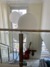 Luminária de teto pendente esfera 90cm branca de polietileno de plastico instalada em escada com pé direito duplo.