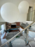Luminária de teto pendente esfera 90cm branca de polietileno de plastico instalada em escada com pé direito duplo.