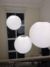 Luminária de teto pendente esfera 90cm branca de polietileno de plastico instalada em escada com pé direito duplo.