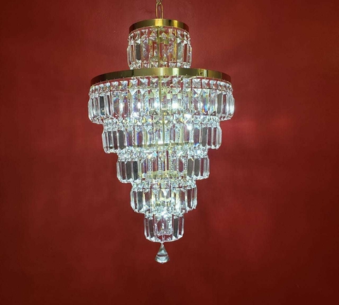 Lustre Pendente Hammas de cristal em ambiente interno com parede vermelha. Lustres Gêneiss loja online de Lustres e Iluminação Decorativa