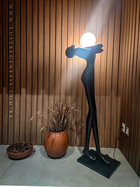 Escultura Equilibrista Preta com Globo Fosco, ideal para decoração de hall de entrada, sala de estar e jardim de inverno. Lustres Genesis loja online de Lustres e Iluminação Decorativa