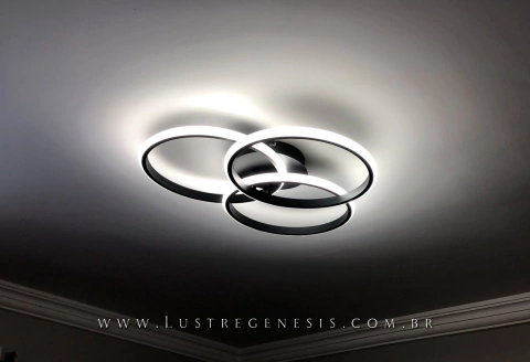 Luminária de teto Plafon Moderno Aliança Selene com 3 anéis pretos e LED integrado, instalada em um ambiente interno. Lustres Genesis loja online de Lustres e Iluminação Decorativa