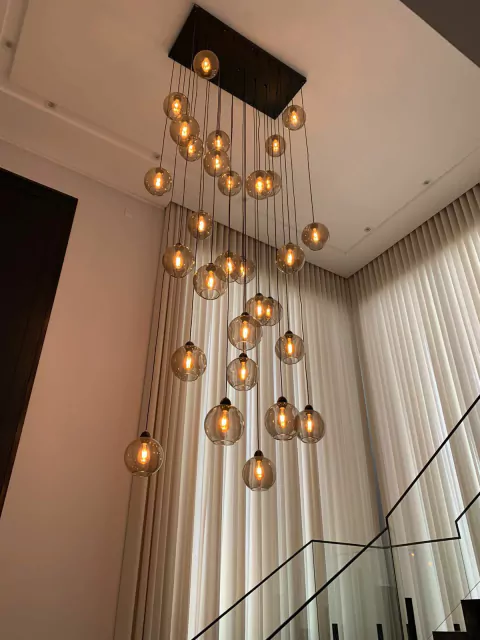 Lustre pendente Sarvah com 30 globos fumê em base retangular, adequado para casas com pé direito duplo e alto. Lustres Gênesis loja online de Lustres e Iluminação Decorativa