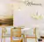 Lustre Pendente Moderno de LED Manacá Dourado iluminando uma sala de jantar moderna com mesa redonda e cadeiras de madeira. Lustres Gênesis Site online venda de Lustres e Iluminação