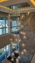 Lustre Pendente Sarvah com 30 globos conhaque espelhados em um ambiente de pé direito duplo. Lustres Gênesis Site online venda de Lustres e Iluminação