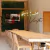 Lustre Pendente Moderno de LED Vinte Dourado, iluminando uma mesa de jantar em uma sala elegante. Lustres Gênesis Site online venda de Lustres e Iluminação decorativa
