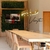 Lustre Pendente Moderno de LED Vinte Preto em uma sala de jantar moderna com mesa de madeira e cadeiras. Lustres Gênesis Site online venda de Lustres e Iluminação decorativa
