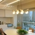 Lustre pendente moderno Ibira instalado em sala de jantar com mesa redonda e decoração sofisticada. Lustres Gênesis Site online venda de Lustres e Iluminação decorativa