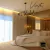 Lustre Pendente Moderno de LED Vinte Dourado em um quarto elegante com cama e cortinas. Lustres Gênesis Site online venda de Lustres e Iluminação decorativa