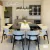 Lustre pendente moderno de LED dourado Vinte sobre uma mesa de jantar elegante com cadeiras brancas e decoração sofisticada. Lustres Gênesis Site online venda de Lustres e Iluminação decorativa