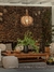 Pendente Mand de Linho Palha Ø24cm decorando área gourmet com parede de pedras. Lustres Gênesis Site online venda de Lustres e Iluminação
