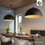 Lustre Pendente Moderno Niê instalado em uma sala de jantar elegante. Lustres Gênesis Site online venda de Lustres e Iluminação